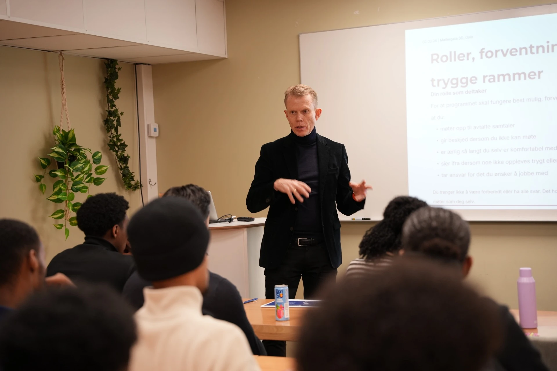 Fellesbilde fra lanseringen med deltakere og sparringspartnere i et fullt rom.