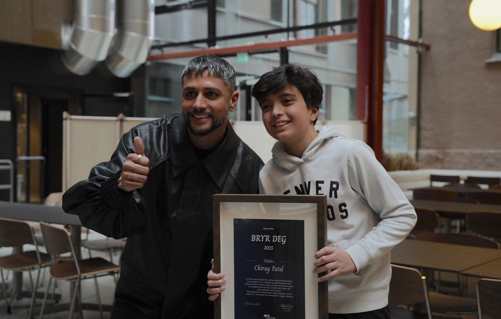 Chirag Patel blir overrasket av ungdommer på Nasjonalbiblioteket da han mottar Bryr Deg-prisen 2025.