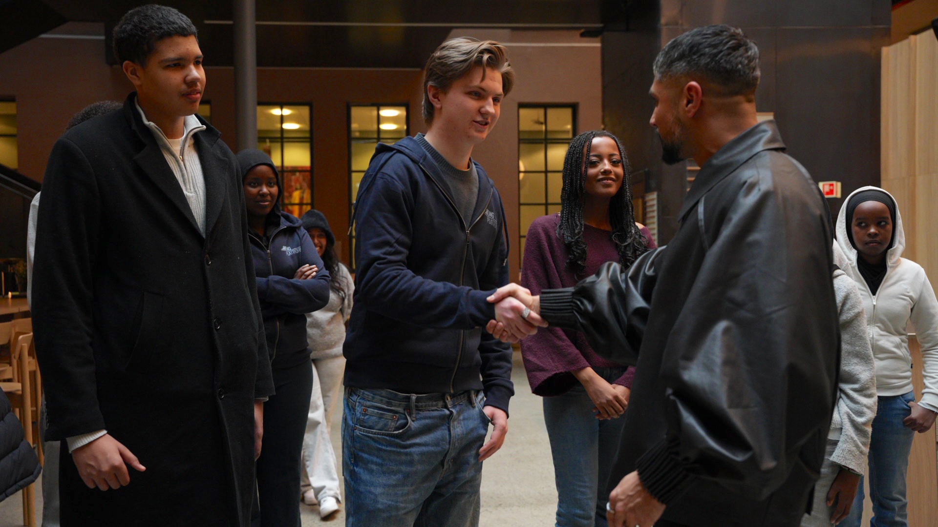 Ungdommer fra Ung Plattform under prisoverrekkelsen til Chirag Patel på Nasjonalbiblioteket.