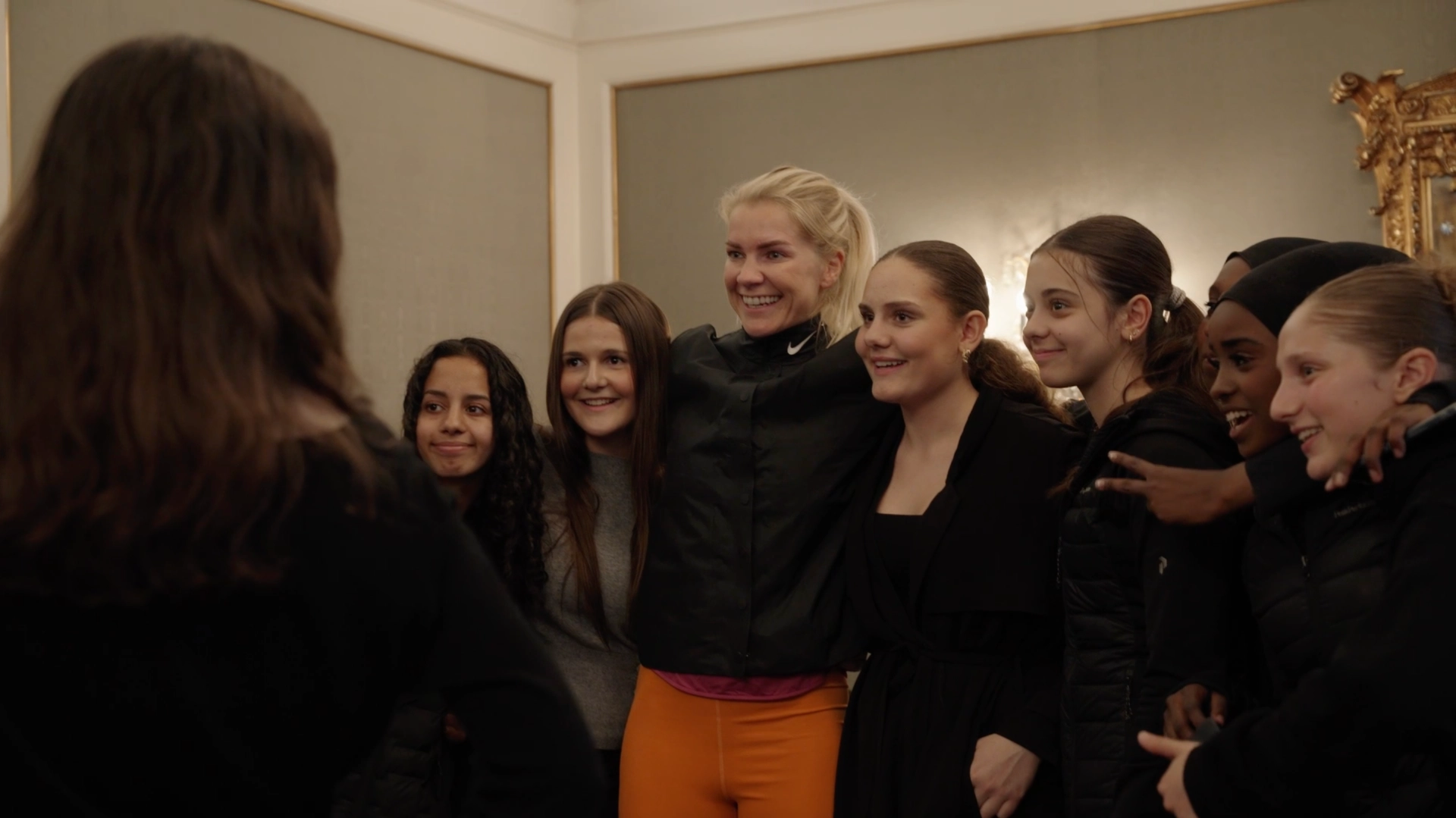 Ada Hegerberg blir overrasket med Støttespillerprisen 2025 under landslagstreff.