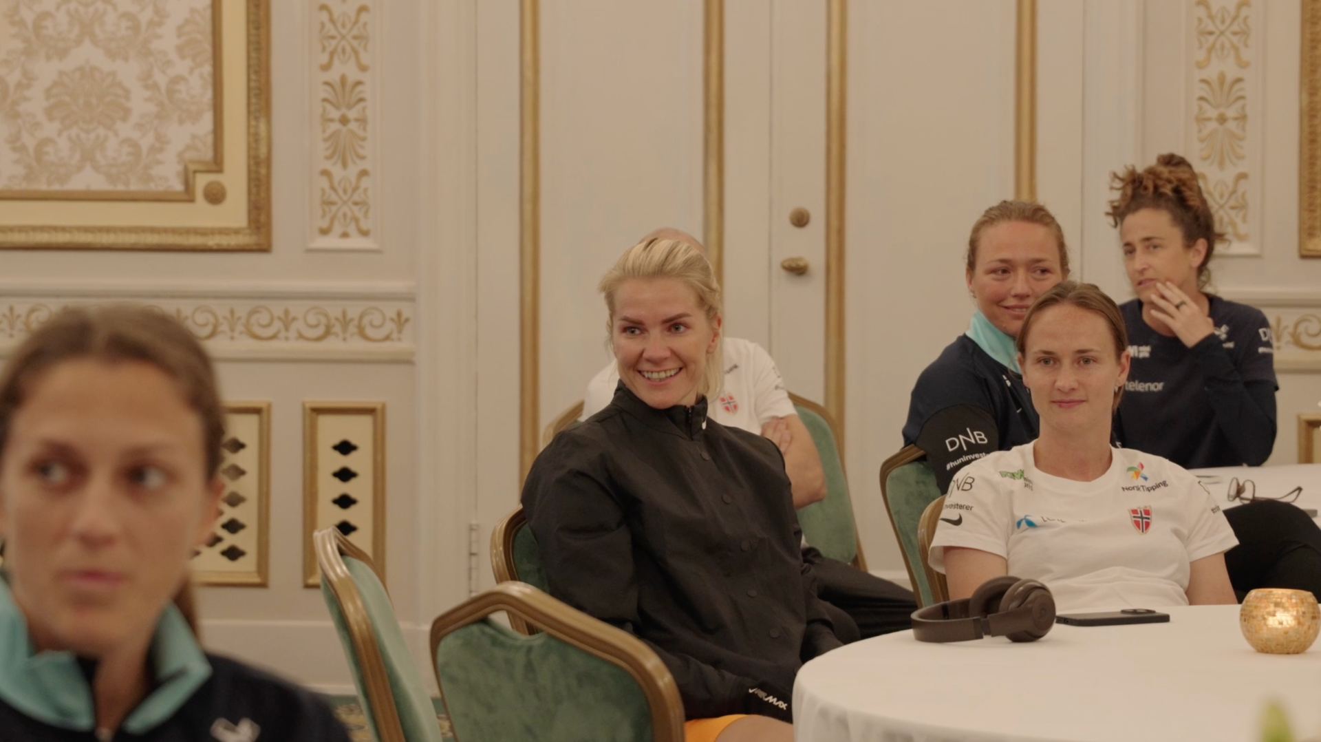 Ada Hegerberg sammen med representanter fra Ung Plattform etter å ha mottatt Støttespillerprisen 2025.
