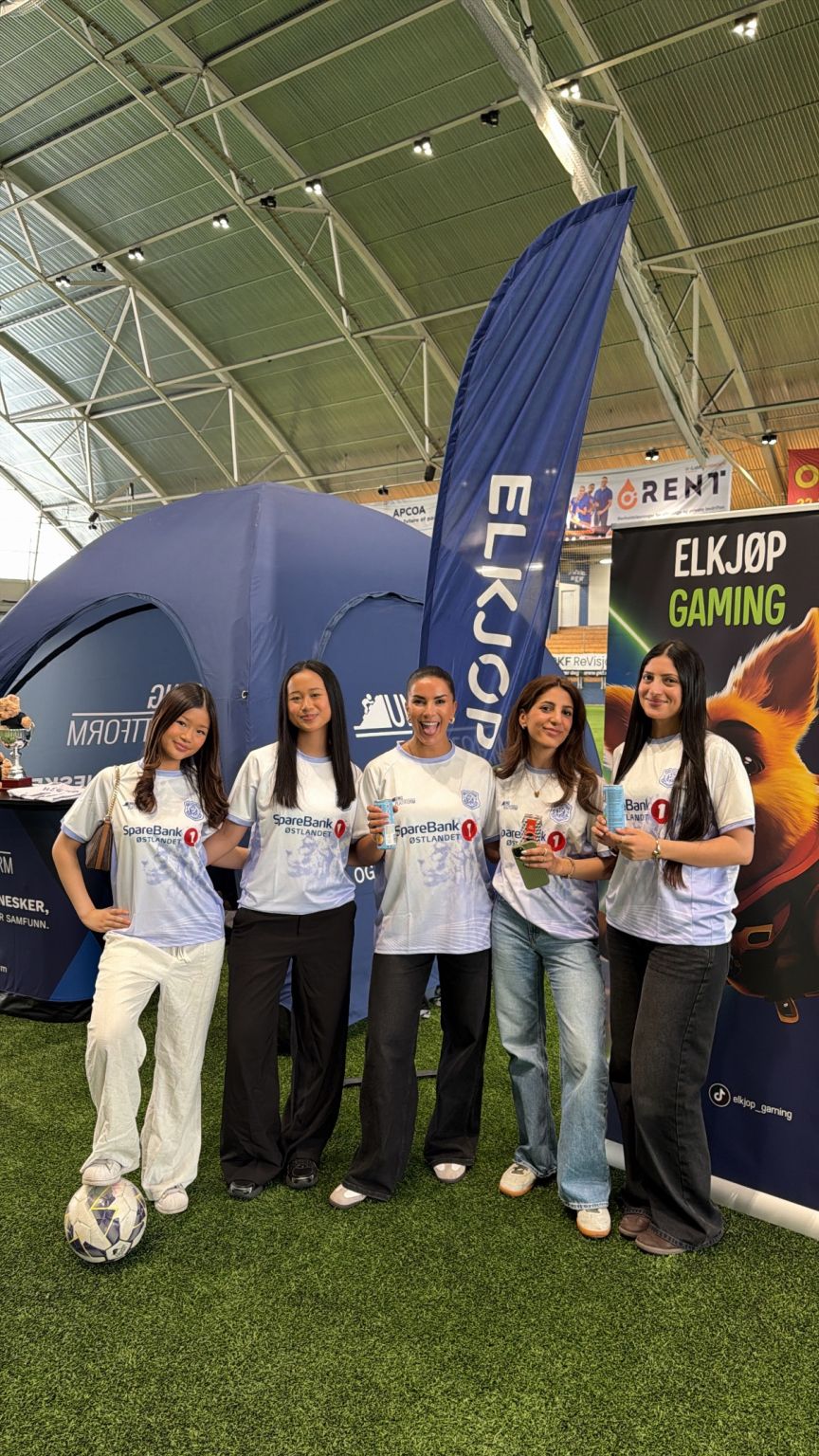 Representanter fra Elkjøp og Ung Plattform sammen under Oslo Supercup.