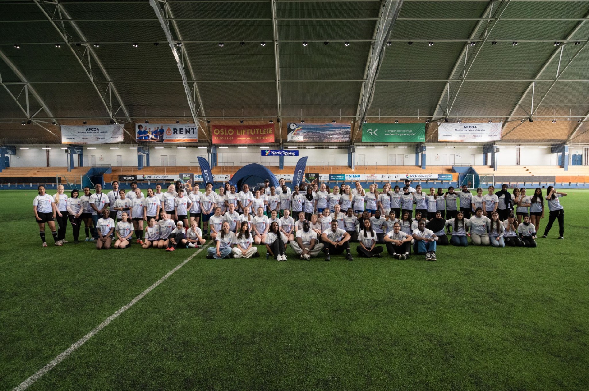 Elkjøp og Ung Plattform markerer samarbeid under Oslo Supercup på Valhall Arena.