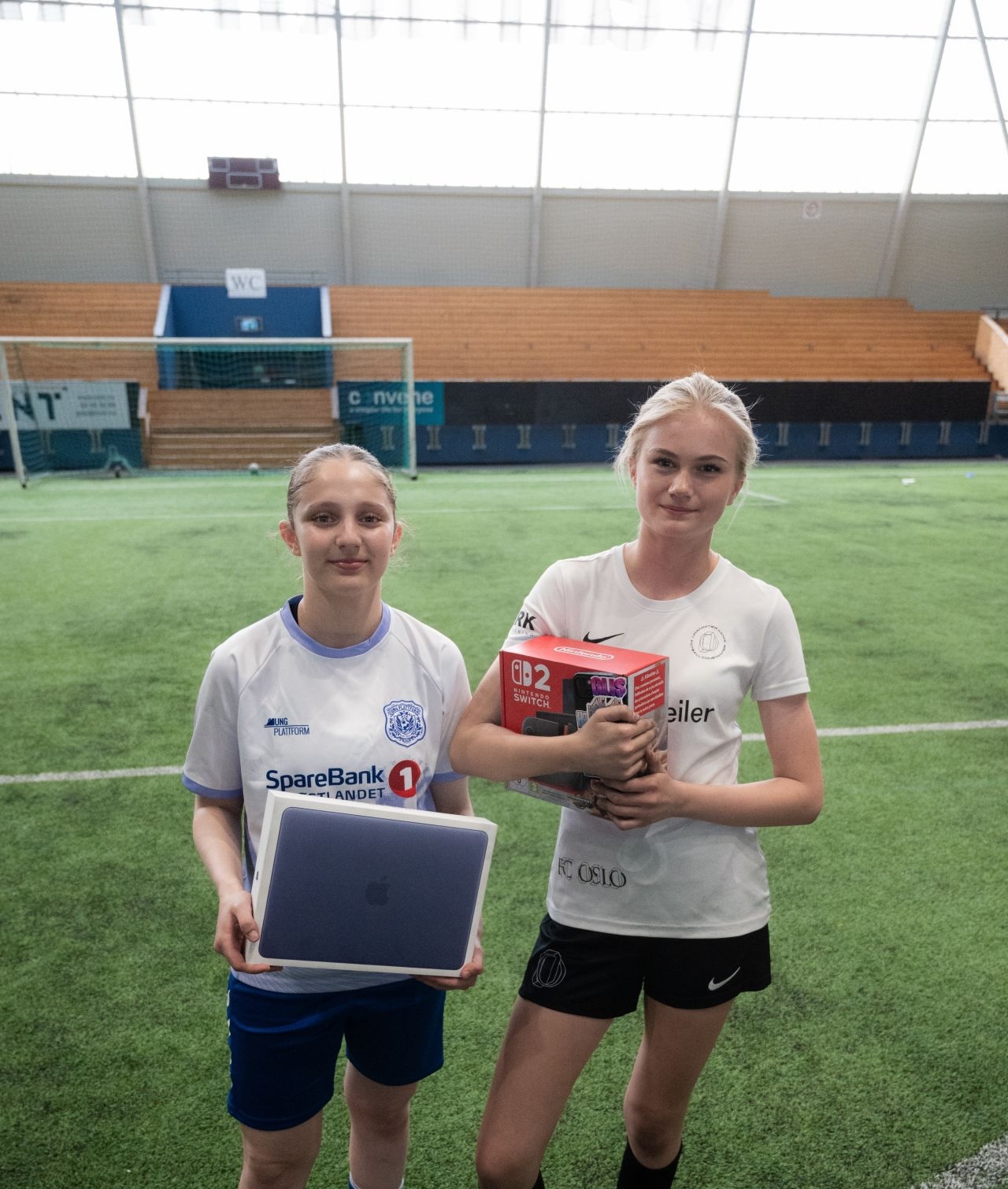 Elkjøp bidro med premier til deltakerne på Oslo Super Cup.